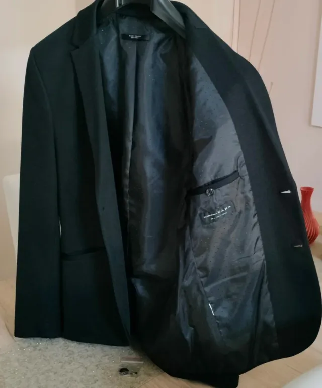 Americana, Camisa y Corbata Negra