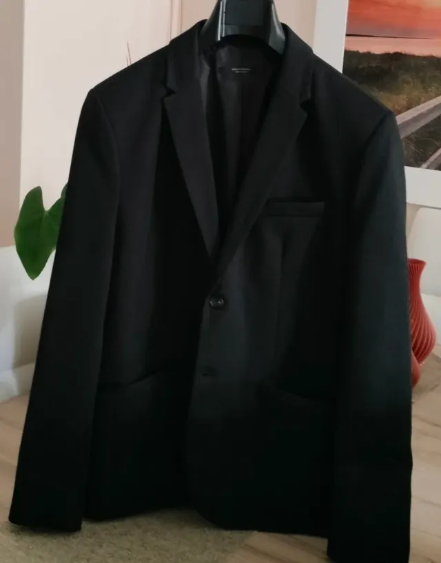 Americana, Camisa y Corbata Negra