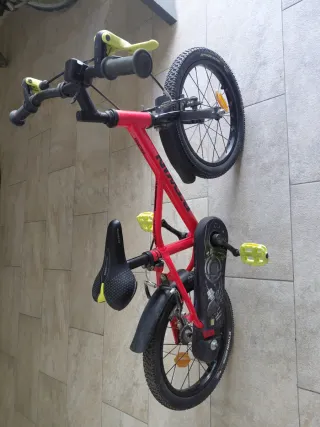Bicicleta infantil roja de aluminio