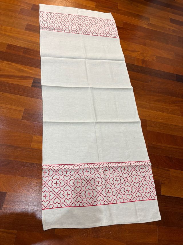 Runner cotone bianco con ricamo rosso