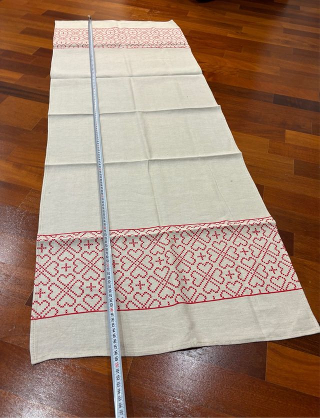 Runner cotone bianco con ricamo rosso