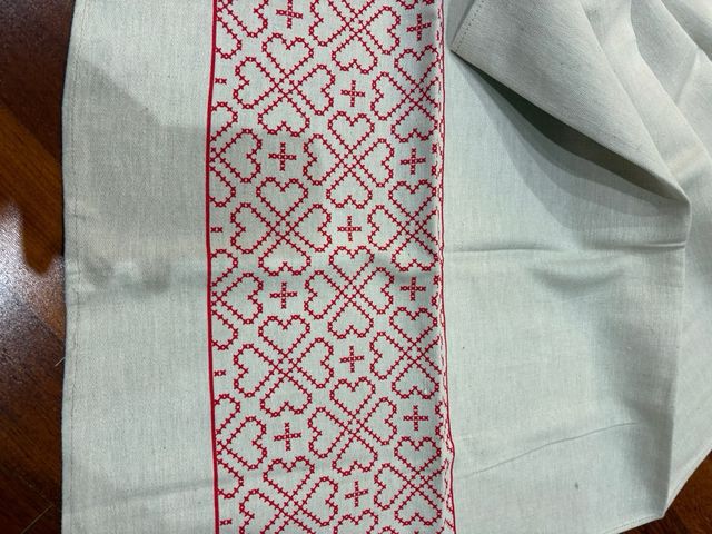 Runner cotone bianco con ricamo rosso