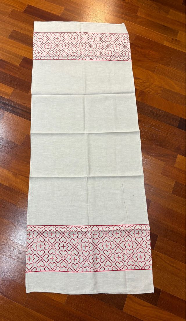 Runner cotone bianco con ricamo rosso