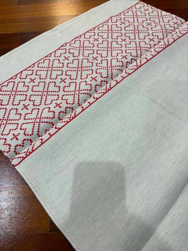 Runner cotone bianco con ricamo rosso