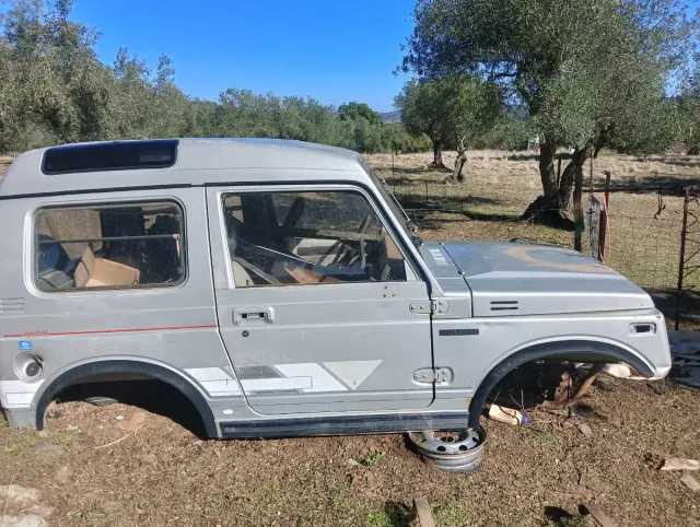 Carrocería Suzuki SJ413 techo duro. Negociable.