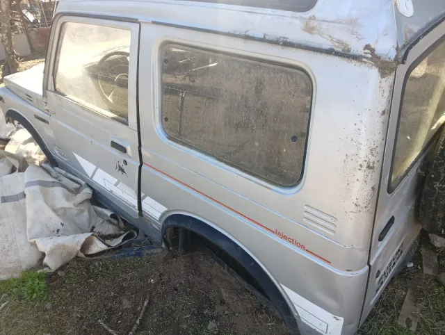 Carrocería Suzuki SJ413 techo duro. Negociable.