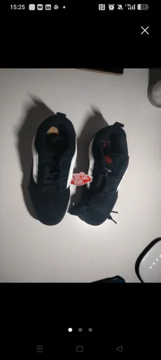 Vans Negras con logotipo en Blanco