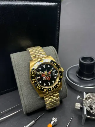 Reloj de oro con diseño único