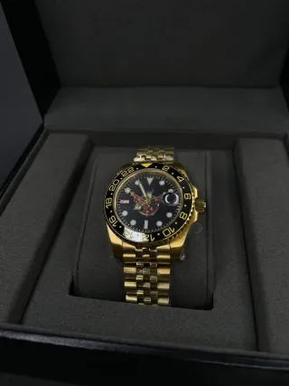 Reloj de oro con diseño único