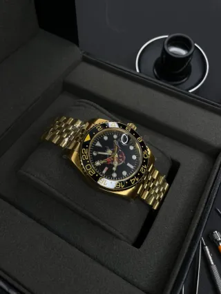 Reloj de oro con diseño único