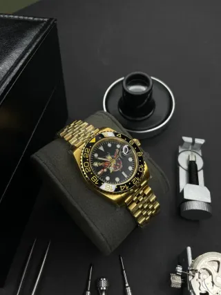 Reloj de oro con diseño único