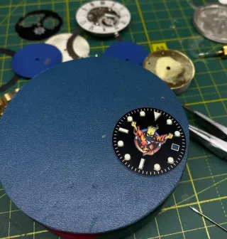 Reloj de oro con diseño único