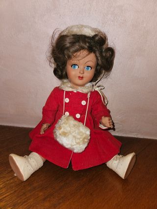 Bambola antica con accessori