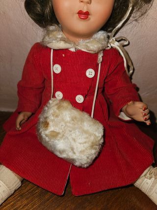 Bambola antica con accessori