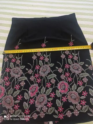 Falda negra flores.