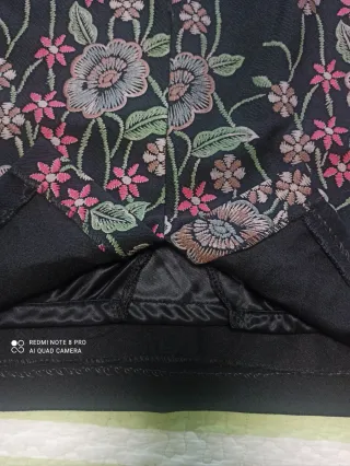 Falda negra flores.