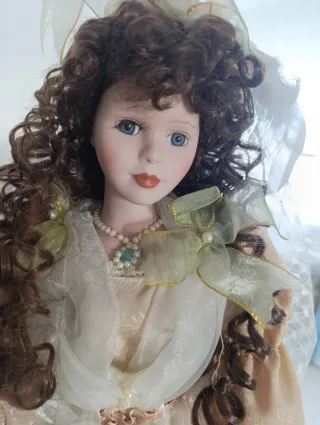 Muñeca de porcelana antigua