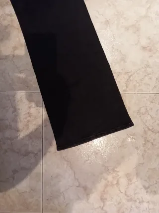 Pantalones negros acampanados