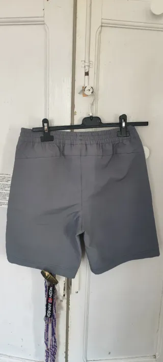 Pantalones cortos deportivos Adidas grises hombre