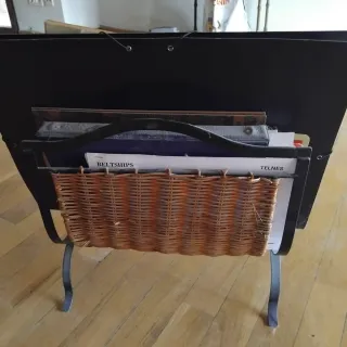 Revistero Vintage Mimbre Metal Negro Marrón