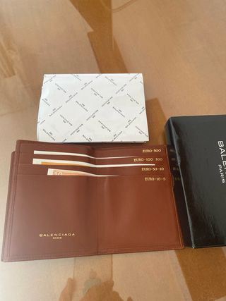 Billetera de  piel marrón.Buena marca.Sin Estrenar