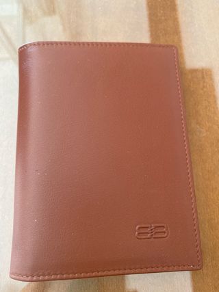 Billetera de  piel marrón.Buena marca.Sin Estrenar