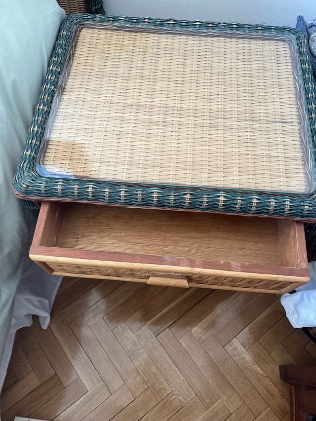 Mesita de noche de mimbre y madera