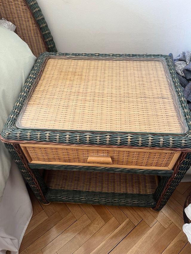 Mesita de noche de mimbre y madera
