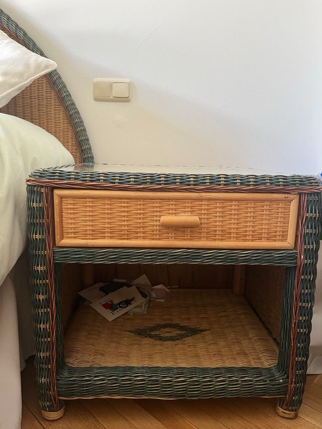 Mesita de noche de mimbre y madera