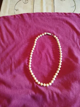 Gargantilla de perlas, color marfil  Poco uso