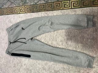 Pantalón Nike Tech Gris