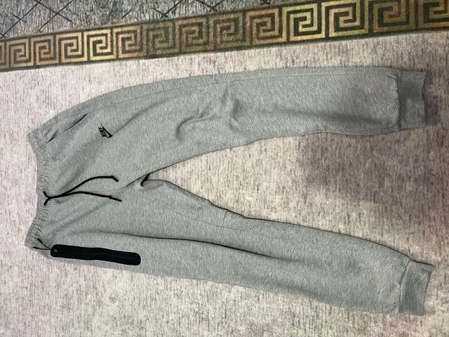 Pantalón Nike Tech Gris