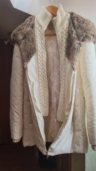Abrigo para mujer, marca Desigual, color blanco.