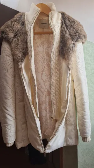 Abrigo para mujer, marca Desigual, color blanco.