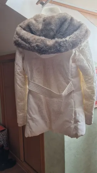 Abrigo para mujer, marca Desigual, color blanco.