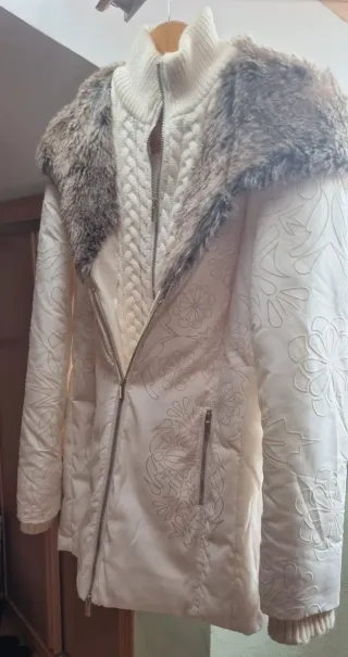 Abrigo para mujer, marca Desigual, color blanco.