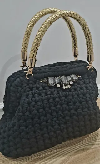 Clutch nera con dettagli oro