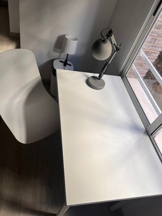 Escritorio, Silla y Lámpara