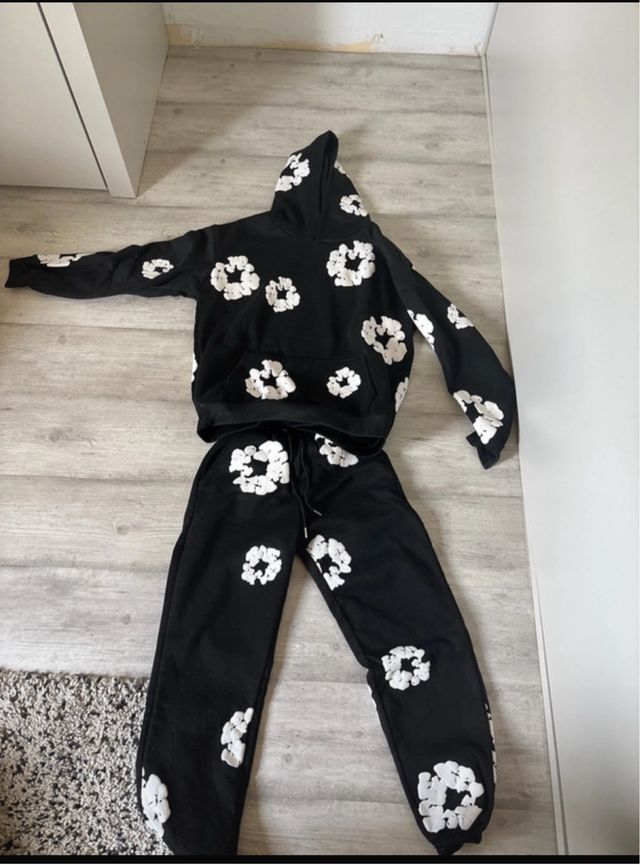 Chándal Denim Tears Negro con Estampado Blanco