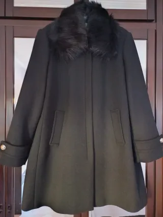 Abrigo paño negro con cuello pelo desmontable