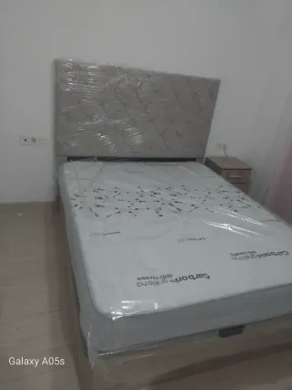 Cabecero de terciopelo verde azulado con diamantes