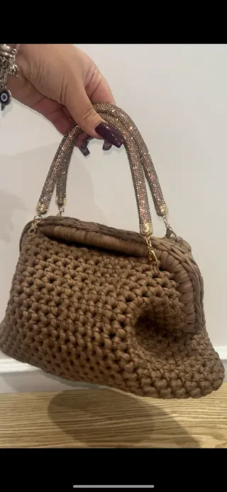 Pochette marrone con manici gioiello