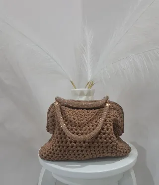 Pochette marrone con manici gioiello