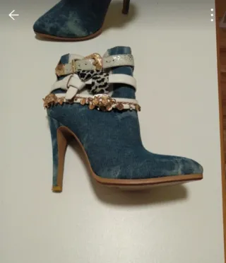 Botín tejano azul con detalles dorados