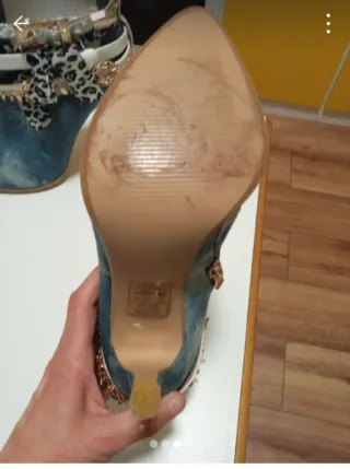 Botín tejano azul con detalles dorados