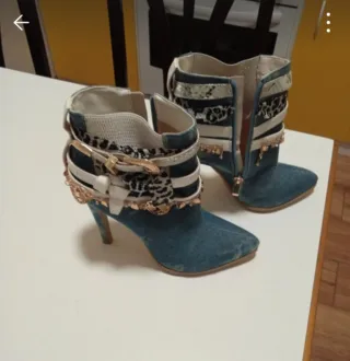 Botín tejano azul con detalles dorados