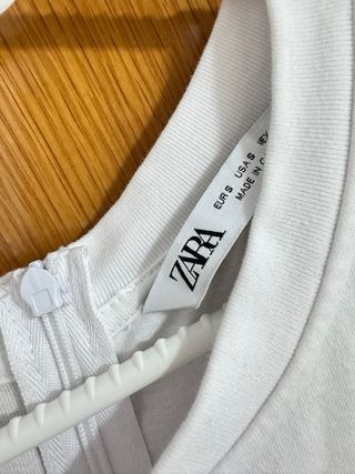 Mono Zara blanco y beige con cinturón