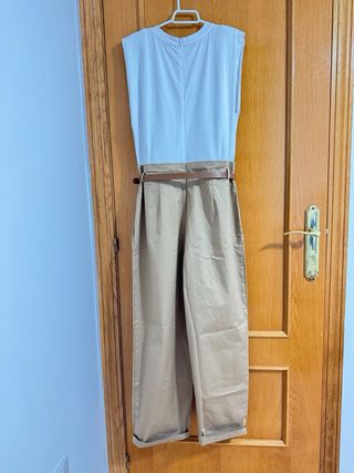 Mono Zara blanco y beige con cinturón
