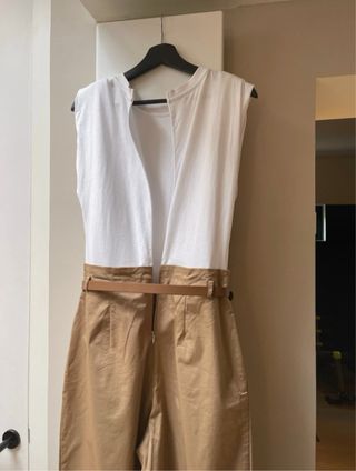 Mono Zara blanco y beige con cinturón