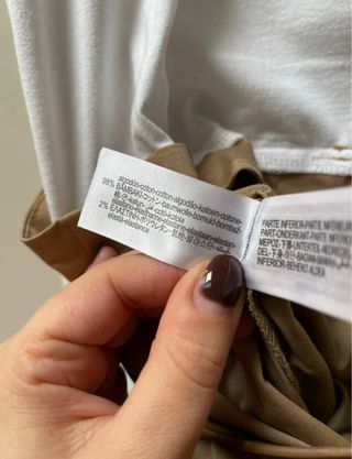 Mono Zara blanco y beige con cinturón